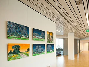 Leinwandbilder mit Keilrahmen an einer Bilderschiene aufgehängt Bilderschienen für Leinwandbilder