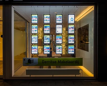 Display It Flex Schaufenster Display bei Nacht
