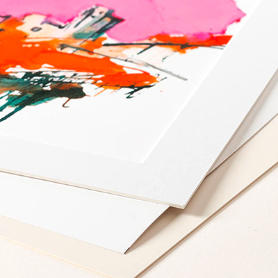 Fertiges Passepartout mit buntem Kunstwerk in Pink und Orange, auf weißem Hintergrund.