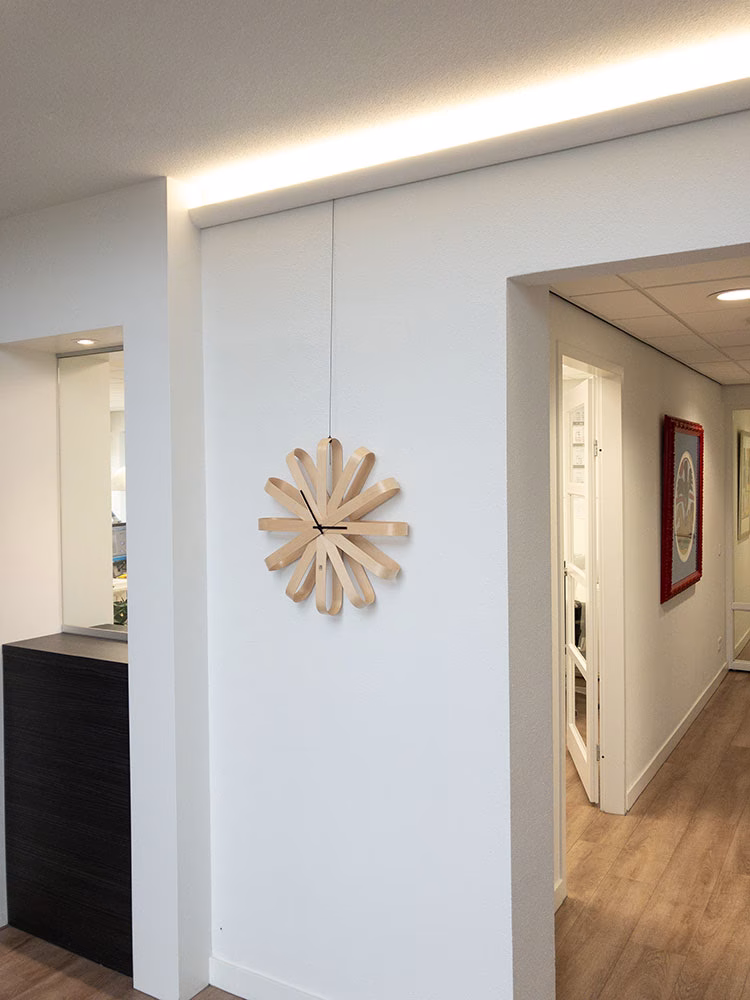 Bilderschiene Deco Rail LED, indirekte Beleuchtung im Büro