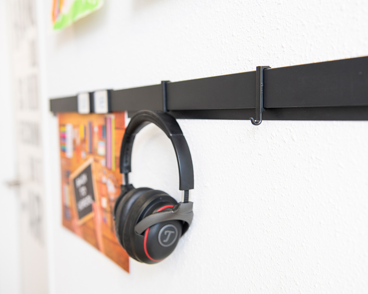 Info Rail Clip Bilderhaken schwarz anwendung Info Rail Clip Bilderhaken schwarz anwendung